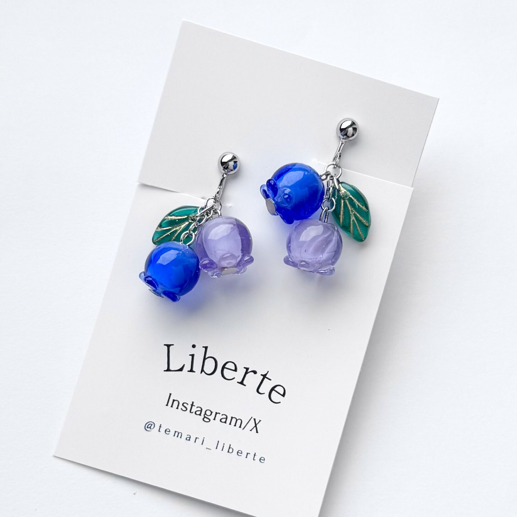 ガラスのミニブルーベリー耳飾り/blue×Lilac
