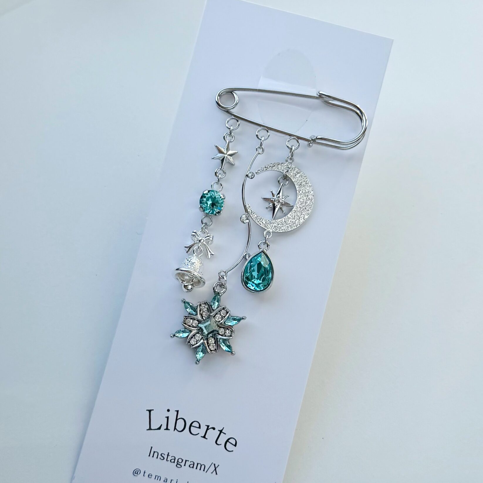 雪のブローチ/水色