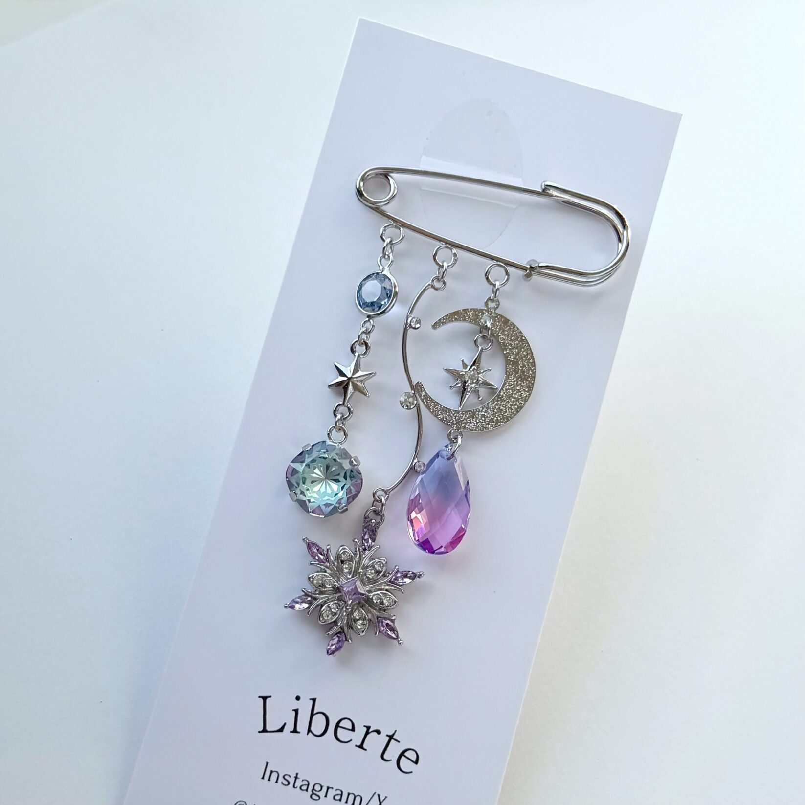 雪のブローチ/薄青紫