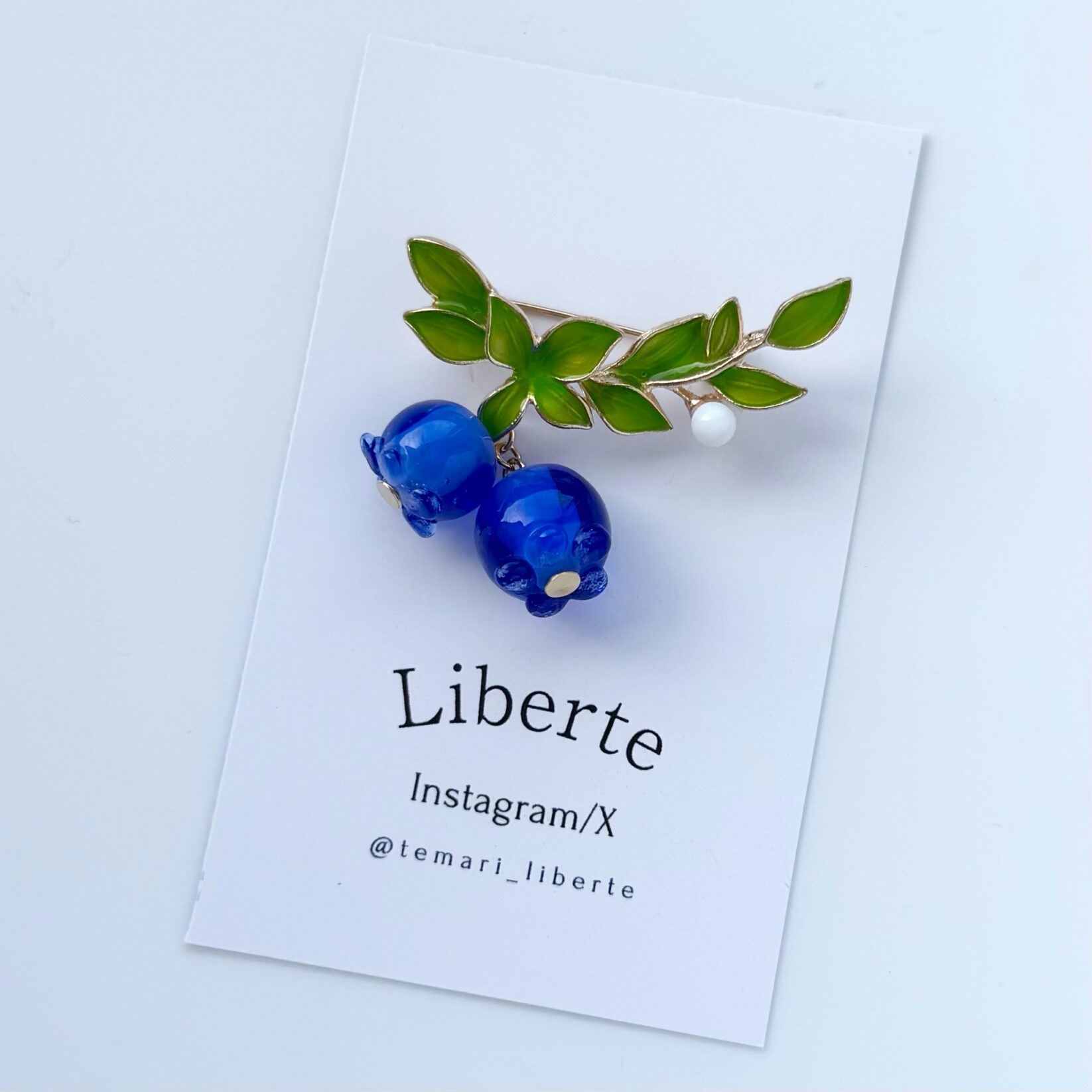 ガラスのブルーベリーブローチ/Blue