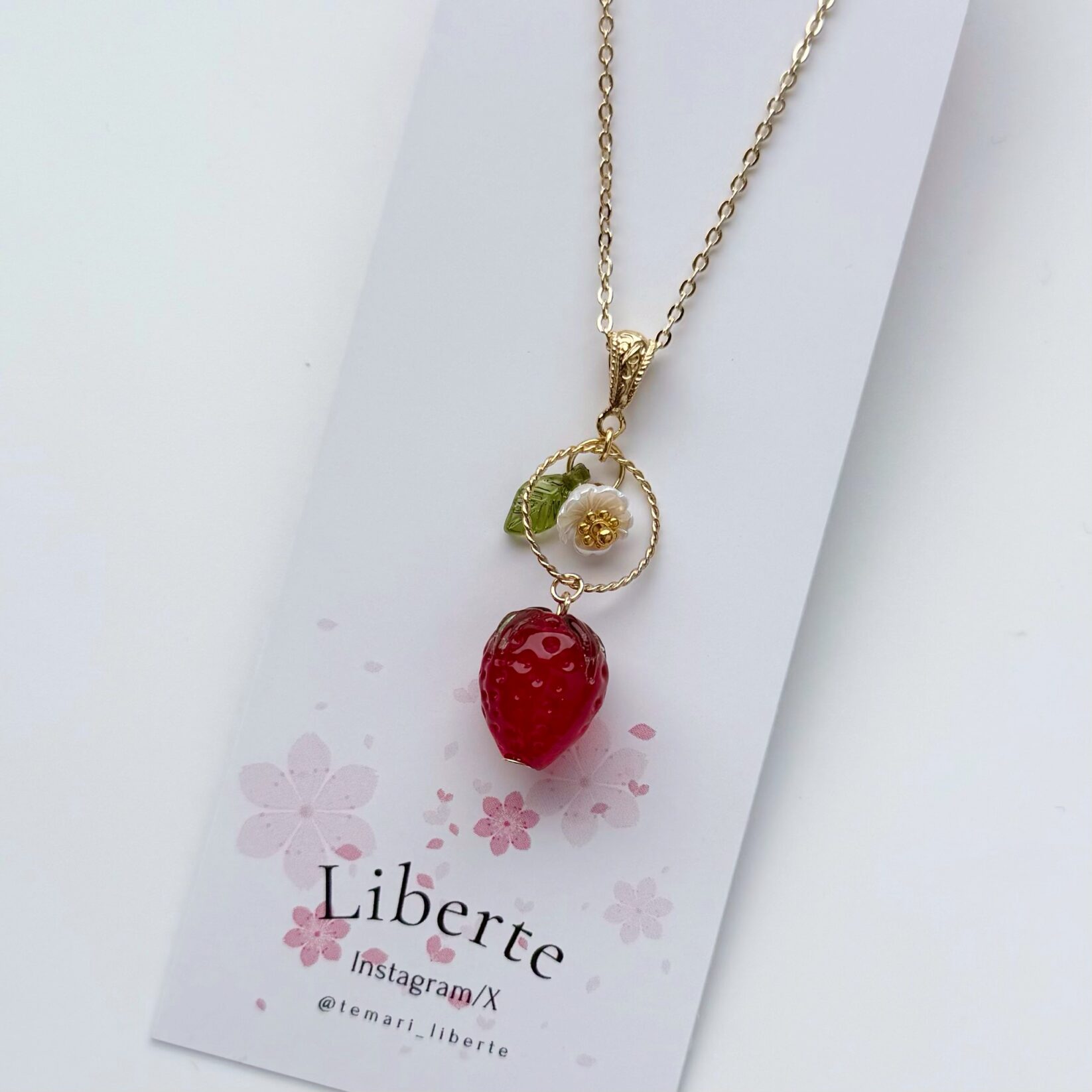 ガラスのいちごネックレス
